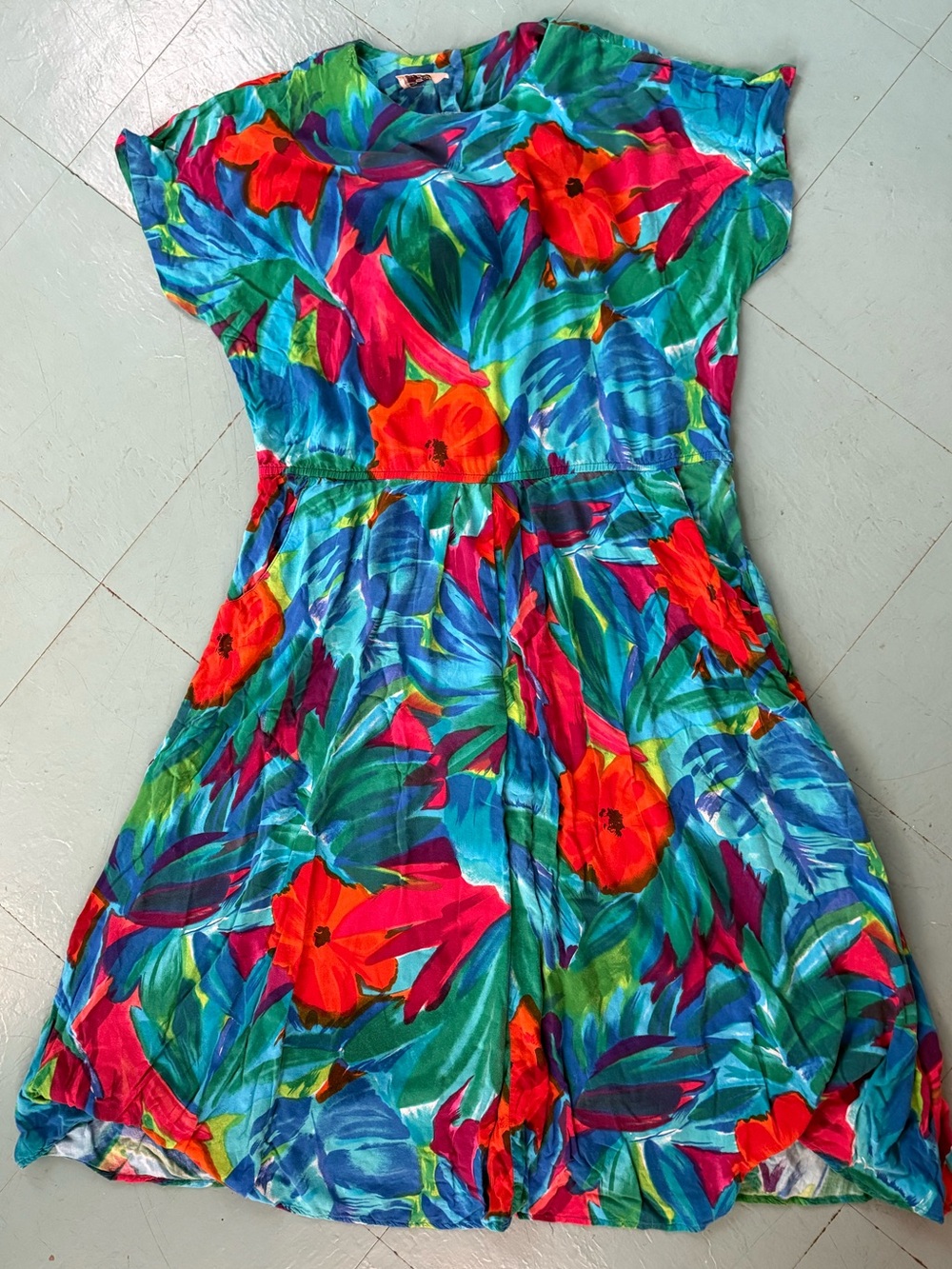 Vintage Tropical Floral Short Sleeve Dress in Bright Teal & Red